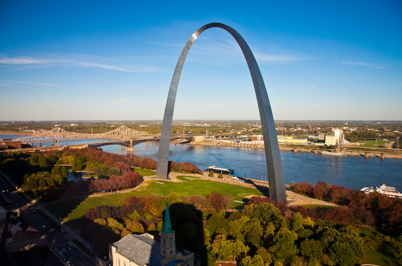A photo of the St. Louis arch, one of many great attractions for seniors.
