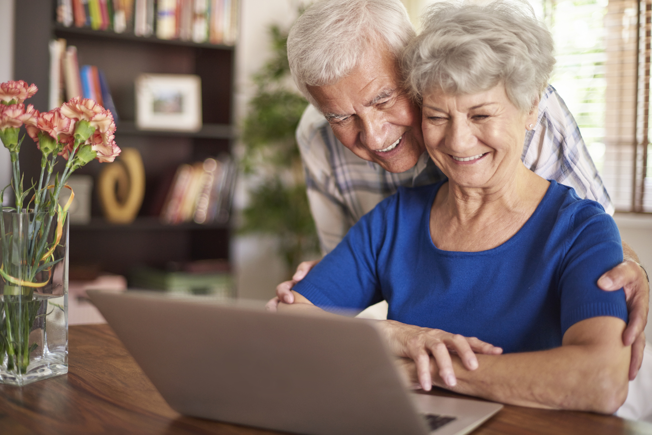 Senior couple looking at the computer, searching for an independent retirement community in St. Louis.